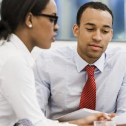 Dois colegas de trabalho tendo uma reunião
