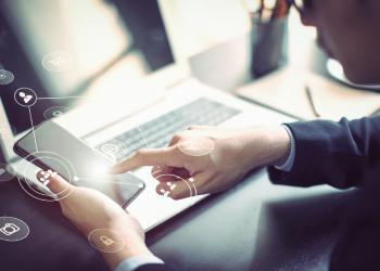 Homem de negócios com celular e laptop